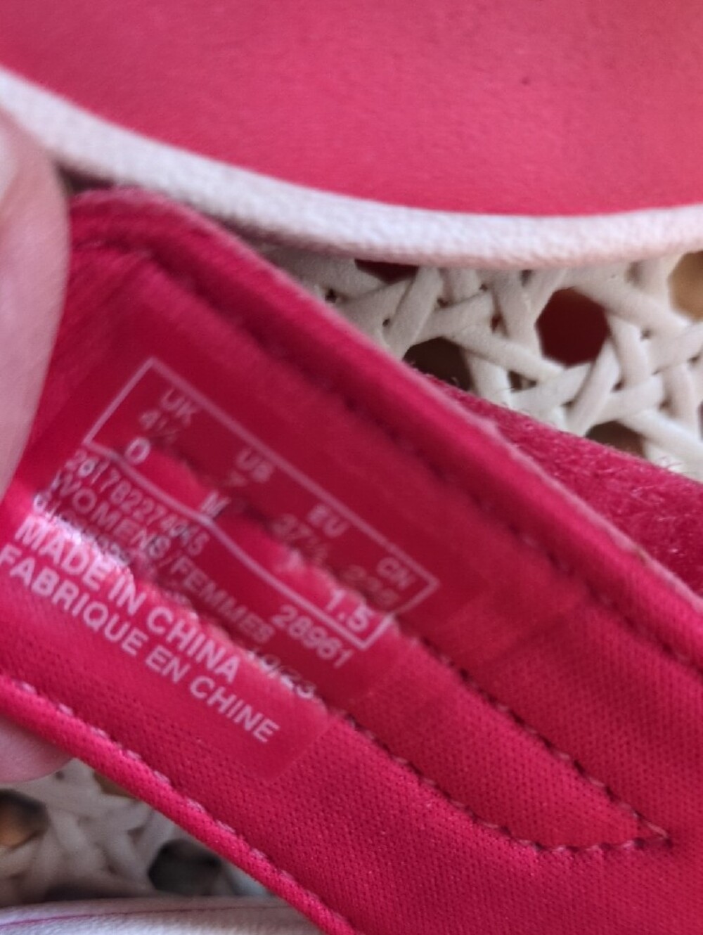 Clarks Cloudsteppers Gradient Pink Flip Flop Sandals - Picture 4 of 4